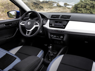Skoda Fabia
Skoda Fabia to jeden z najpopularniejszych modeli segmentu B na naszym rynku. Auto powszechnie wykorzystywane nie tylko przez przysłowiowego Kowalskiego, ale także jako auto firmowe. Za jego wyborem przemawiała nie tylko cena, ale także prostota obsługi, dostępność części, czy w miarę niskie koszty eksploatacji.
Fot. Skoda