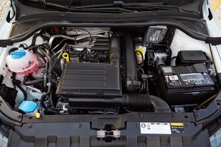 Skoda Fabia
Skoda Fabia to jeden z najpopularniejszych modeli segmentu B na naszym rynku. Auto powszechnie wykorzystywane nie tylko przez przysłowiowego Kowalskiego, ale także jako auto firmowe. Za jego wyborem przemawiała nie tylko cena, ale także prostota obsługi, dostępność części, czy w miarę niskie koszty eksploatacji.
Fot. Skoda