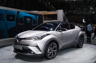 Toyota CH-R
Nowy hybrydowy układ napędowy, który C-HR dzieli z nowym Priusem, zapewnia moc 122 KM. Toyota C-HR jest też dostępna z nowym silnikiem 1.2 Turbo o mocy 116 KM (85 kW), który zadebiutował w modelu Auris.
Fot. Tomasz Szmandra