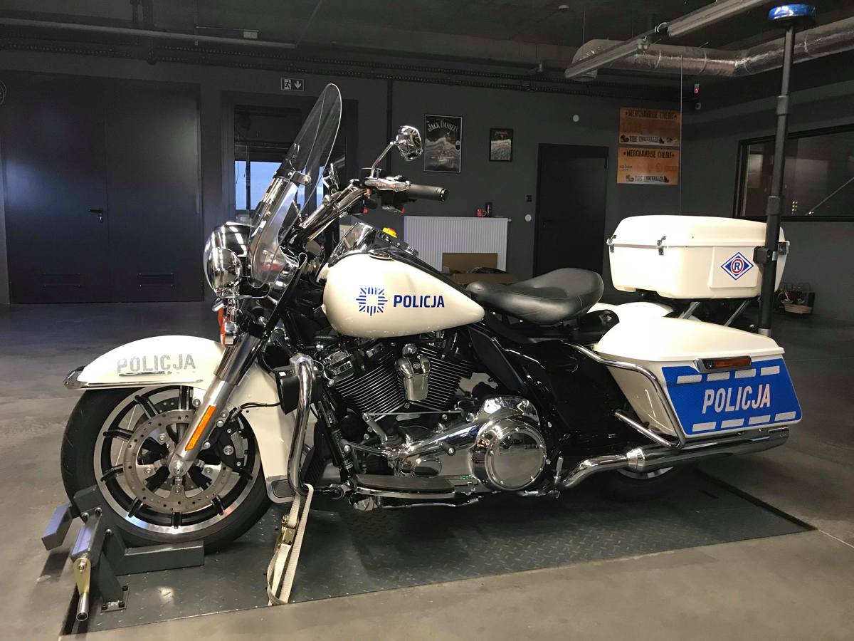 Harley-Davidson dla policji
Zakupiony przez miasto motocykl to Harley-Davidson Road King. Jest to najnowsza wersja policyjna, wyposażona w silnik Milwaukee-Eight 107 o pojemności 1745 cm3. Motocykl kosztował 68 tys. zł netto i został nabyty, a także odpowiednio zmodyfikowany w salonie GOC Harley-Davidson Rzeszów.
Fot. materiały prasowe Harley-Davidson dla policji
Zakupiony przez miasto motocykl to Harley-Davidson Road King. Jest to najnowsza wersja policyjna, wyposażona w silnik Milwaukee-Eight 107 o pojemności 1745 cm3. Motocykl kosztował 68 tys. zł netto i został nabyty, a także odpowiednio zmodyfikowany w salonie GOC Harley-Davidson Rzeszów.
Fot. materiały prasowe
