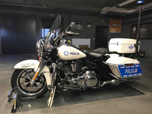 Harley-Davidson dla policji
Zakupiony przez miasto motocykl to Harley-Davidson Road King. Jest to najnowsza wersja policyjna, wyposażona w silnik Milwaukee-Eight 107 o pojemności 1745 cm3. Motocykl kosztował 68 tys. zł netto i został nabyty, a także odpowiednio zmodyfikowany w salonie GOC Harley-Davidson Rzeszów.
Fot. materiały prasowe Harley-Davidson dla policji
Zakupiony przez miasto motocykl to Harley-Davidson Road King. Jest to najnowsza wersja policyjna, wyposażona w silnik Milwaukee-Eight 107 o pojemności 1745 cm3. Motocykl kosztował 68 tys. zł netto i został nabyty, a także odpowiednio zmodyfikowany w salonie GOC Harley-Davidson Rzeszów.
Fot. materiały prasowe