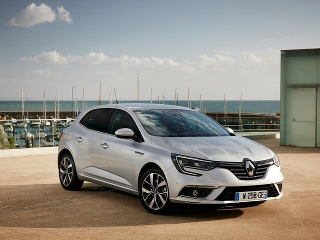 Renault nigdy nie było mocnym graczem na rynku samochodów kompaktowych. Jasne, Megane było i jest bardzo popularne, ale osoby rozglądające się za przedstawicielem segmentu C na rynku wtórnym o wiele chętniej sięgają po sprawdzone propozycje z Niemiec lub Czech. Trzeba jednak przyznać, że Megane, nadal obowiązującej czwartej generacji, to bardzo ciekawa propozycja dostępna w wielu interesujących odmianach.
Fot. Renault Renault nigdy nie było mocnym graczem na rynku samochodów kompaktowych. Jasne, Megane było i jest bardzo popularne, ale osoby rozglądające się za przedstawicielem segmentu C na rynku wtórnym o wiele chętniej sięgają po sprawdzone propozycje z Niemiec lub Czech. Trzeba jednak przyznać, że Megane, nadal obowiązującej czwartej generacji, to bardzo ciekawa propozycja dostępna w wielu interesujących odmianach.
Fot. Renault
