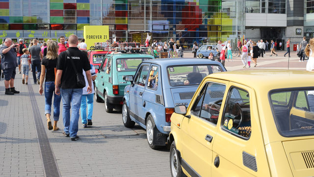 Fiat 126p
Dokładnie 44 lata temu z taśmy montażowej w Bielsku-Białej zjechał pierwszy egzemplarz Fiata 126p. Samochód szybko stał się obiektem pożądania – głównie dlatego, że wtedy na rynku motoryzacyjnym nie było większej alternatywy. Dzisiaj historia zatoczyła koło i poczciwy „Maluch” zdobywa coraz to nowe rzesze fanów, osiągając niejednokrotnie bardzo wysokie ceny.
Fot. Łukasz Kasprzak Fiat 126p
Dokładnie 44 lata temu z taśmy montażowej w Bielsku-Białej zjechał pierwszy egzemplarz Fiata 126p. Samochód szybko stał się obiektem pożądania – głównie dlatego, że wtedy na rynku motoryzacyjnym nie było większej alternatywy. Dzisiaj historia zatoczyła koło i poczciwy „Maluch” zdobywa coraz to nowe rzesze fanów, osiągając niejednokrotnie bardzo wysokie ceny.
Fot. Łukasz Kasprzak