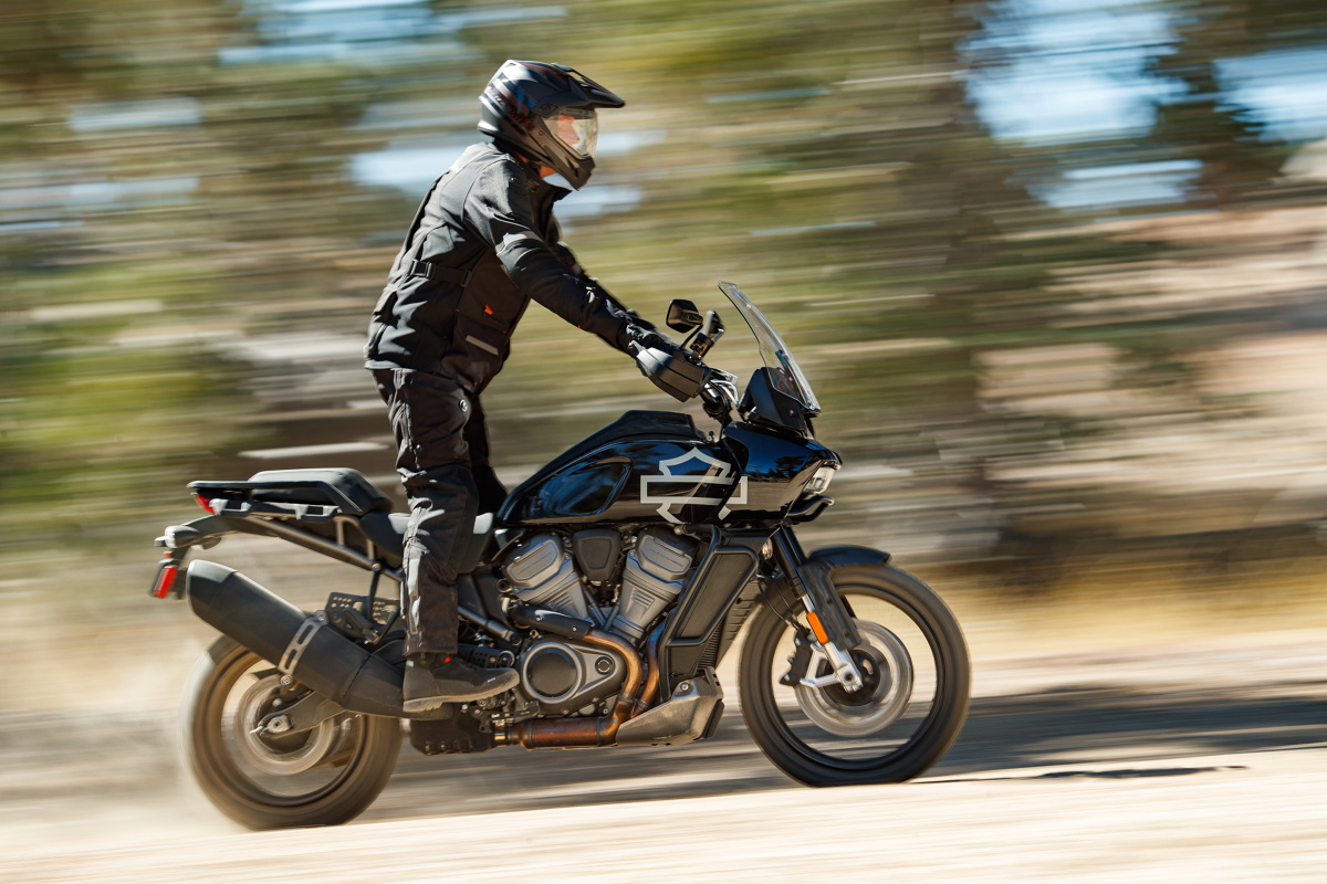 Harley Davidson Pan America
Nowy silnik w układzie V (rozchylenie cylindrów 60°), zaprojektowany dla nowej serii motocykli Harley-Davidson, ma dwie pojemności: 1250 cm3 wykorzystany w nowym motocyklu Harley-Davidson Pan America i 975 cm3 wykorzystany w modelu Bronx. Obie maszyny, pokazano po raz pierwszy - jako prototypy - w lipcu 2018 r.
Fot. Harley Davidson Harley Davidson Pan America
Nowy silnik w układzie V (rozchylenie cylindrów 60°), zaprojektowany dla nowej serii motocykli Harley-Davidson, ma dwie pojemności: 1250 cm3 wykorzystany w nowym motocyklu Harley-Davidson Pan America i 975 cm3 wykorzystany w modelu Bronx. Obie maszyny, pokazano po raz pierwszy - jako prototypy - w lipcu 2018 r.
Fot. Harley Davidson