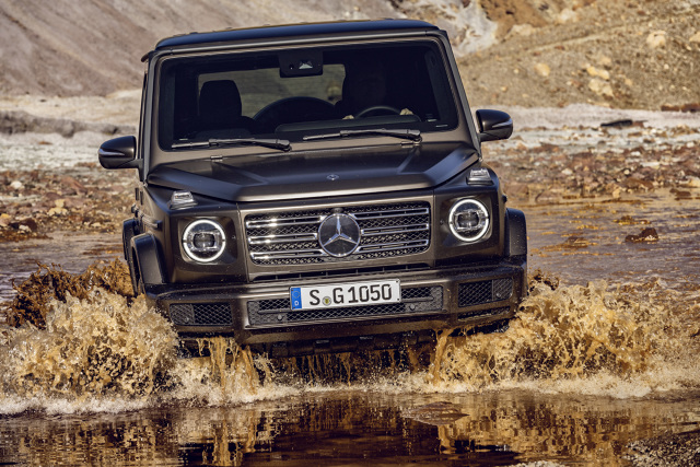Mercedes Klasy G
Nowa G-klasa jest teraz o 53 mm dłuższa i o 121 mm szersza. Przekłada się to na więcej miejsca w kabinie. Jeśli chodzi o wygląd, nadwozie nie zostało poddane znaczącym modyfikacjom.
Fot. Mercedes-Benz Mercedes Klasy G
Nowa G-klasa jest teraz o 53 mm dłuższa i o 121 mm szersza. Przekłada się to na więcej miejsca w kabinie. Jeśli chodzi o wygląd, nadwozie nie zostało poddane znaczącym modyfikacjom.
Fot. Mercedes-Benz