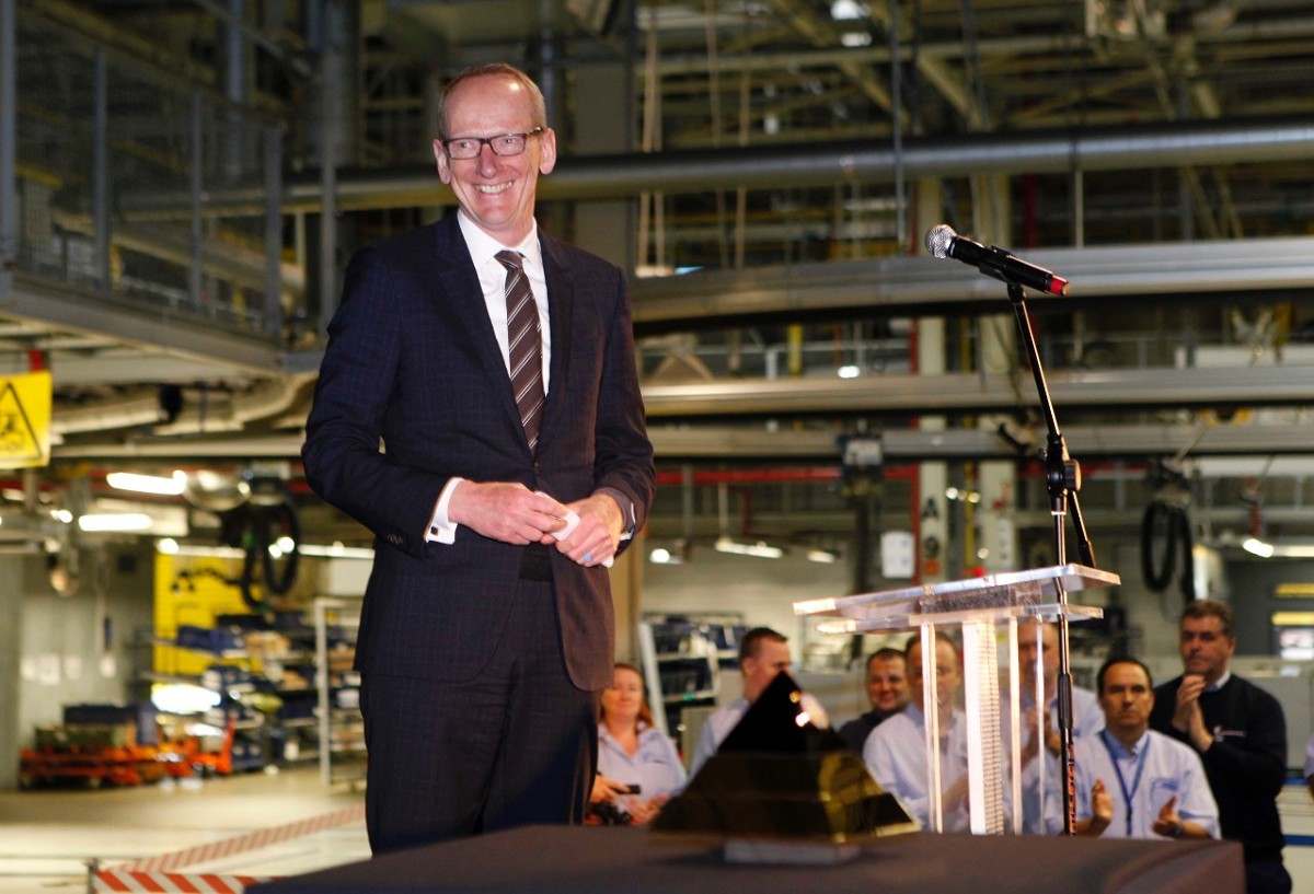 Dyrektor generalny firmy Opel, Karl-Thomas Neumann, odwiedził zakład w Gliwicach krótko po Międzynarodowym Salonie Motoryzacyjnym w Genewie, gdzie nowy Opel Astra otrzymał tytuł europejskiego „Samochodu Roku 2016” / Fot. Opel Dyrektor generalny firmy Opel, Karl-Thomas Neumann, odwiedził zakład w Gliwicach krótko po Międzynarodowym Salonie Motoryzacyjnym w Genewie, gdzie nowy Opel Astra otrzymał tytuł europejskiego „Samochodu Roku 2016” / Fot. Opel