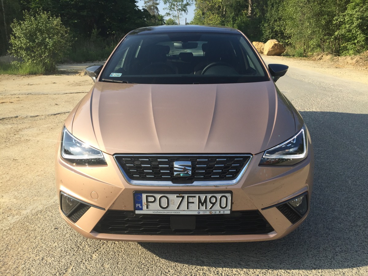 Technika z Volkswagena Polo, nowoczesny i zadziorny design, duża sprawność w mieście i w trasie, niezła ekonomia jazdy, bogate wyposażenie. Taki jest Seat Ibiza Xcellence 1.0 TSI DSG. Czy mamy do czynienia ze wzorowym przedstawicielem segmentu B?
Fot. Jakub Mielniczak Technika z Volkswagena Polo, nowoczesny i zadziorny design, duża sprawność w mieście i w trasie, niezła ekonomia jazdy, bogate wyposażenie. Taki jest Seat Ibiza Xcellence 1.0 TSI DSG. Czy mamy do czynienia ze wzorowym przedstawicielem segmentu B?
Fot. Jakub Mielniczak