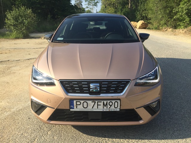 Technika z Volkswagena Polo, nowoczesny i zadziorny design, duża sprawność w mieście i w trasie, niezła ekonomia jazdy, bogate wyposażenie. Taki jest Seat Ibiza Xcellence 1.0 TSI DSG. Czy mamy do czynienia ze wzorowym przedstawicielem segmentu B?
Fot. Jakub Mielniczak Technika z Volkswagena Polo, nowoczesny i zadziorny design, duża sprawność w mieście i w trasie, niezła ekonomia jazdy, bogate wyposażenie. Taki jest Seat Ibiza Xcellence 1.0 TSI DSG. Czy mamy do czynienia ze wzorowym przedstawicielem segmentu B?
Fot. Jakub Mielniczak