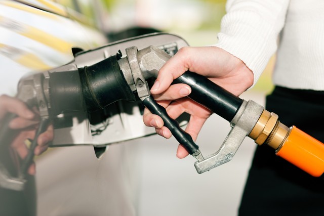 Autogaz to dalej najtańsza opcja dostępna na stacji benzynowej. Cena LPG zachęca kolejnych kierowców do zmian, jednak zmiany te powinny być rozważne. Wiele warsztatów nie ma odpowiedniego przygotowania. Kusi nas niska cena, ale wykonywanie tak skomplikowanych prac przez pracowników z małym doświadczeniem, w warsztatach bez odpowiednich autoryzacji może nas słono kosztować. Jak sprawdzić wykonawcę instalacji LPG? Sprawdź.
Fot. materiały partnera zewnętrznego Autogaz to dalej najtańsza opcja dostępna na stacji benzynowej. Cena LPG zachęca kolejnych kierowców do zmian, jednak zmiany te powinny być rozważne. Wiele warsztatów nie ma odpowiedniego przygotowania. Kusi nas niska cena, ale wykonywanie tak skomplikowanych prac przez pracowników z małym doświadczeniem, w warsztatach bez odpowiednich autoryzacji może nas słono kosztować. Jak sprawdzić wykonawcę instalacji LPG? Sprawdź.
Fot. materiały partnera zewnętrznego
