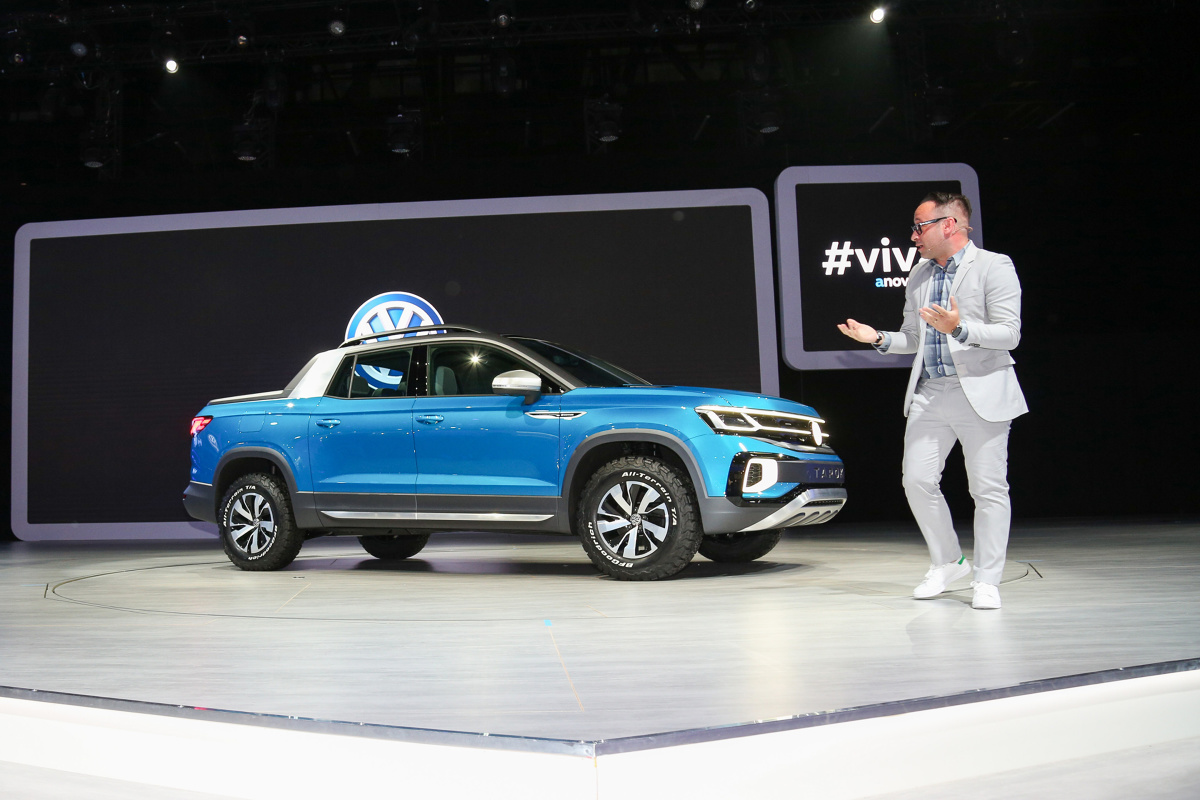 Volkswagen Tarok Concept
Tarok Concept został wyposażony w czterocylindrowy silnik TSI o pojemności 1,4 litra i mocy 150 KM. W Brazylii jednostka ta należąca do rodzaju TotalFlex-Fuel może być zasilana zarówno etanolem (E100), jak i mieszanką benzyny z etanolem (E22). Silnik TSI współpracuje z 6-biegową przekładnią automatyczną; Taroka wyposażono również w stały napęd na cztery koła 4MOTION.
Fot. Volkswagen Volkswagen Tarok Concept
Tarok Concept został wyposażony w czterocylindrowy silnik TSI o pojemności 1,4 litra i mocy 150 KM. W Brazylii jednostka ta należąca do rodzaju TotalFlex-Fuel może być zasilana zarówno etanolem (E100), jak i mieszanką benzyny z etanolem (E22). Silnik TSI współpracuje z 6-biegową przekładnią automatyczną; Taroka wyposażono również w stały napęd na cztery koła 4MOTION.
Fot. Volkswagen