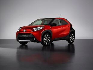 Toyota Aygo X 

Auto zadebiutuje w salonach Toyoty w 2022 roku. Dwukolorowe kompozycje oparte na nowych lakierach w pikantnych odcieniach to tylko jedna z cech rozpoznawczych nowości. 

Fot. Toyota 