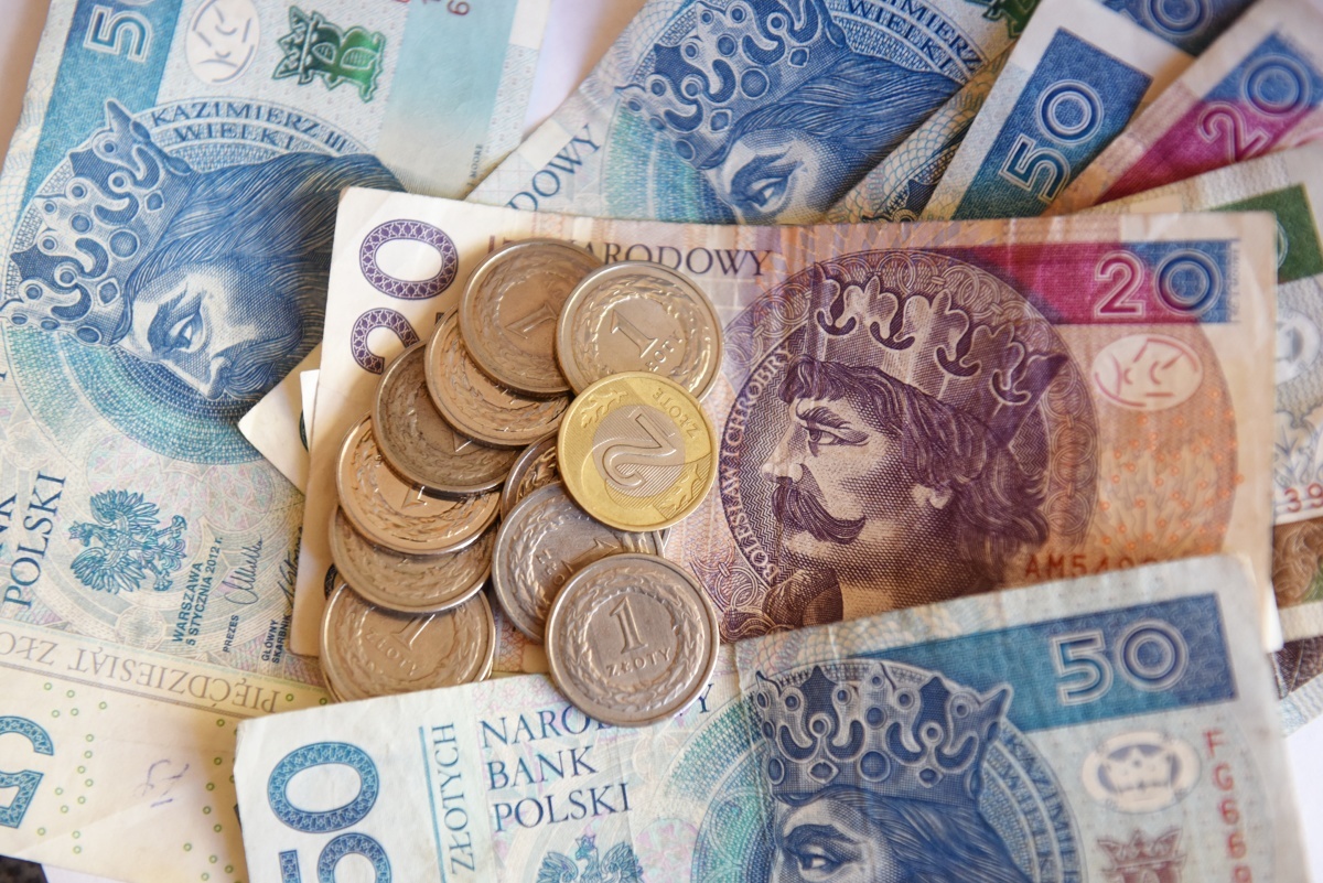 3,5 razy częściej ginie człowiek na drodze w Polsce niż w Szwajcarii. Polacy jeżdżą blisko 14-letnimi samochodami i mogą sobie pozwolić na krótkie podróże. Za swoje dzienne zarobki Polak przejedzie około 750 km. Szwajcar tymczasem dotrze na sam kraniec Europy, pokonując ponad 3400 km.
Fot. Mariusz Kapała 3,5 razy częściej ginie człowiek na drodze w Polsce niż w Szwajcarii. Polacy jeżdżą blisko 14-letnimi samochodami i mogą sobie pozwolić na krótkie podróże. Za swoje dzienne zarobki Polak przejedzie około 750 km. Szwajcar tymczasem dotrze na sam kraniec Europy, pokonując ponad 3400 km.
Fot. Mariusz Kapała