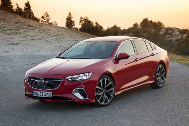 Opel Insignia GSI
Auto występuje w dwóch wersjach silnikowych. Słabsza jest wyposażona w czterocylindrowego turbodiesla o pojemności 2 litrów i mocy 210 KM. W wersji benzynowej Insignia GSI jest wyposażona w czterocylindrową jednostkę 2.0 Turbo, która rozwija moc 260 KM.
Fot. Opel Opel Insignia GSI
Auto występuje w dwóch wersjach silnikowych. Słabsza jest wyposażona w czterocylindrowego turbodiesla o pojemności 2 litrów i mocy 210 KM. W wersji benzynowej Insignia GSI jest wyposażona w czterocylindrową jednostkę 2.0 Turbo, która rozwija moc 260 KM.
Fot. Opel