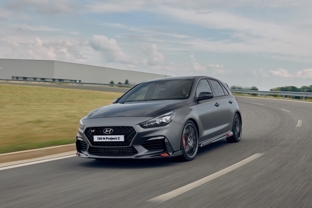Hyundai i30 N Project C
Hyundai wprowadzi do sprzedaży limitowaną wersję modelu i30 N Project C. To lżejsza, niższa i bardziej agresywna odmiana modelu i30 Hatchback N.
Fot. Hyundai Hyundai i30 N Project C
Hyundai wprowadzi do sprzedaży limitowaną wersję modelu i30 N Project C. To lżejsza, niższa i bardziej agresywna odmiana modelu i30 Hatchback N.
Fot. Hyundai