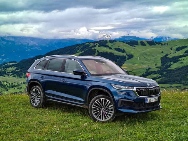 Skoda Kodiaq przeszła właśnie delikatną kosmetykę wyglądu i oferty. Jeśli ktoś spodziewał się rewolucji na którymś z tych pól, może się mocno rozczarować. Z drugiej jednak strony przedstawiciele czeskiej marki twierdzą, że Kodiaq nie potrzebuje zdecydowanych zmian, bowiem dla tych, którzy chcą czegoś zupełnie nowego, świeżego i odważnego, przygotowano np. Enyaqa. Kodiaq z kolei to auto, które jest dla osób poszukujących komfortu i spokoju. Teraz ten spokój nieco zaburza usportowiona odmiana RS z silnikiem benzynowym pod maską.
Fot. Kamil Rogala Skoda Kodiaq przeszła właśnie delikatną kosmetykę wyglądu i oferty. Jeśli ktoś spodziewał się rewolucji na którymś z tych pól, może się mocno rozczarować. Z drugiej jednak strony przedstawiciele czeskiej marki twierdzą, że Kodiaq nie potrzebuje zdecydowanych zmian, bowiem dla tych, którzy chcą czegoś zupełnie nowego, świeżego i odważnego, przygotowano np. Enyaqa. Kodiaq z kolei to auto, które jest dla osób poszukujących komfortu i spokoju. Teraz ten spokój nieco zaburza usportowiona odmiana RS z silnikiem benzynowym pod maską.
Fot. Kamil Rogala