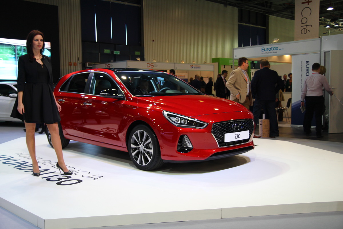 Nowy Hyundai i30
Hyundai i30 doczekał się trzeciej generacji. Polska premiera miała miejsce w Warszawie, podczas targów Fleet Market. Sprzedaż ruszy na początku przyszłego roku.
Nowy Hyundai i30
Hyundai i30 doczekał się trzeciej generacji. Polska premiera miała miejsce w Warszawie, podczas targów Fleet Market. Sprzedaż ruszy na początku przyszłego roku.