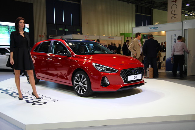 Nowy Hyundai i30
Hyundai i30 doczekał się trzeciej generacji. Polska premiera miała miejsce w Warszawie, podczas targów Fleet Market. Sprzedaż ruszy na początku przyszłego roku.
Nowy Hyundai i30
Hyundai i30 doczekał się trzeciej generacji. Polska premiera miała miejsce w Warszawie, podczas targów Fleet Market. Sprzedaż ruszy na początku przyszłego roku.