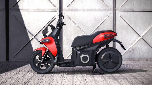 Seat informuje, że projekt e-Scooter to jego odpowiedź na rosnące zapotrzebowanie na bardziej zwrotne środki transportu.
Fot. Seat Seat informuje, że projekt e-Scooter to jego odpowiedź na rosnące zapotrzebowanie na bardziej zwrotne środki transportu.
Fot. Seat