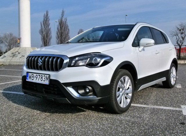 Suzuki SX4 S-Cross - test
W zeszłym roku Suzuki poddało SX4 S-Crossa kuracji odmładzającej, po której auto zmieniło nieco wygląd. Zyskało m.in. chromowana osłonę chłodnicy i tym samym jeszcze bardziej został podkreślony charakter tego modelu. Aktualnie do napędu SX4 S-Cross są proponowane dwa silniki benzynowe do wyboru. Poza trzycylindrowym 1.0 BoosterJet o mocy 111 KM jest jeszcze dostępny motor 1.4 BoosterJet generujący 140 KM.
fot. Marek Perczak Suzuki SX4 S-Cross - test
W zeszłym roku Suzuki poddało SX4 S-Crossa kuracji odmładzającej, po której auto zmieniło nieco wygląd. Zyskało m.in. chromowana osłonę chłodnicy i tym samym jeszcze bardziej został podkreślony charakter tego modelu. Aktualnie do napędu SX4 S-Cross są proponowane dwa silniki benzynowe do wyboru. Poza trzycylindrowym 1.0 BoosterJet o mocy 111 KM jest jeszcze dostępny motor 1.4 BoosterJet generujący 140 KM.
fot. Marek Perczak