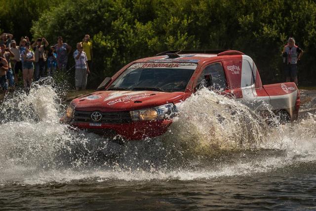 Silk Way Rally 2016
W czasie całej imprezy tylko zespoły prowadzące Toyoty były w stanie rywalizować o pierwsze miejsce w klasie T2. Walka rozegrała się przede wszystkim między Astana Motorsport a fabrycznym zespołem Toyota Autobody, który ostatecznie zajął drugą pozycję.
Fot. Toyota Silk Way Rally 2016
W czasie całej imprezy tylko zespoły prowadzące Toyoty były w stanie rywalizować o pierwsze miejsce w klasie T2. Walka rozegrała się przede wszystkim między Astana Motorsport a fabrycznym zespołem Toyota Autobody, który ostatecznie zajął drugą pozycję.
Fot. Toyota