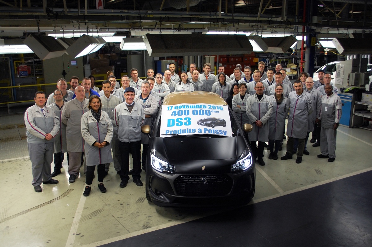 Czterystutysięczny egzemplarz DS 3 hatchback, który kilka tygodni temu zjechał z taśmy produkcyjnej zakładu PSA w Poissy (Francja), został kilka dni temu wydany Pani Laurent z rąk Dyrektora DS World Paris, Juliena Fauxa.
Było to DS 3 w wersji Performance Black Spécial ze znakiem „Origine France Garantie” (Gwarancja Francuskiego Pochodzenia).
Fot. DS Czterystutysięczny egzemplarz DS 3 hatchback, który kilka tygodni temu zjechał z taśmy produkcyjnej zakładu PSA w Poissy (Francja), został kilka dni temu wydany Pani Laurent z rąk Dyrektora DS World Paris, Juliena Fauxa.
Było to DS 3 w wersji Performance Black Spécial ze znakiem „Origine France Garantie” (Gwarancja Francuskiego Pochodzenia).
Fot. DS