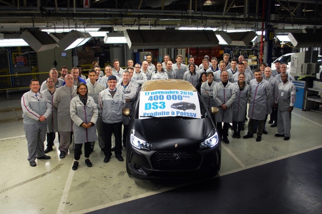 Czterystutysięczny egzemplarz DS 3 hatchback, który kilka tygodni temu zjechał z taśmy produkcyjnej zakładu PSA w Poissy (Francja), został kilka dni temu wydany Pani Laurent z rąk Dyrektora DS World Paris, Juliena Fauxa.
Było to DS 3 w wersji Performance Black Spécial ze znakiem „Origine France Garantie” (Gwarancja Francuskiego Pochodzenia).
Fot. DS Czterystutysięczny egzemplarz DS 3 hatchback, który kilka tygodni temu zjechał z taśmy produkcyjnej zakładu PSA w Poissy (Francja), został kilka dni temu wydany Pani Laurent z rąk Dyrektora DS World Paris, Juliena Fauxa.
Było to DS 3 w wersji Performance Black Spécial ze znakiem „Origine France Garantie” (Gwarancja Francuskiego Pochodzenia).
Fot. DS