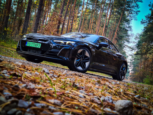 Samochody takie jak Audi RS e-tron GT nie będą częstym widokiem na ulicach. Nie każdy może sobie na takie auto pozwolić, ale dzięki nim, rynek motoryzacyjny, mimo ogromnych zmian, wciąż może zaskakiwać i cieszyć. To idealny przykład supersamochodu naszych czasów. Szybki, elektryczny, zaskakująco praktyczny i wygodny na co dzień. Ma swoje wady, ale które auto z tego segmentu ich nie ma? Sprawdziłem, jak najmocniejsze elektryczne Audi spisuje się na co dzień.
Fot. Kamil Rogala Samochody takie jak Audi RS e-tron GT nie będą częstym widokiem na ulicach. Nie każdy może sobie na takie auto pozwolić, ale dzięki nim, rynek motoryzacyjny, mimo ogromnych zmian, wciąż może zaskakiwać i cieszyć. To idealny przykład supersamochodu naszych czasów. Szybki, elektryczny, zaskakująco praktyczny i wygodny na co dzień. Ma swoje wady, ale które auto z tego segmentu ich nie ma? Sprawdziłem, jak najmocniejsze elektryczne Audi spisuje się na co dzień.
Fot. Kamil Rogala