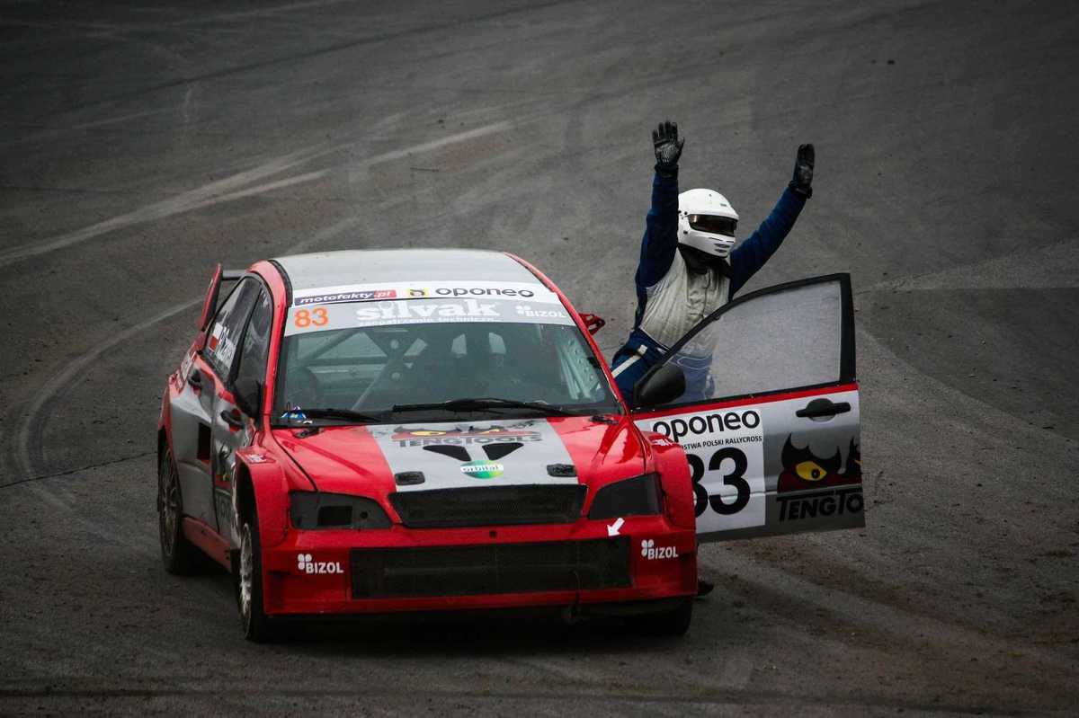 Przedostatnia runda OPONEO Mistrzostw Polski Rallycross, która odbyła się w Toruniu obfitowała w zacięte pojedynki i nieoczekiwane zwroty akcji. Wśród najważniejszych aktorów tego widowiska znalazł się również Robert Czarnecki, które po przerwie ponownie zasiadł za kierownicą Mitsubishi Lancera najszybszej kategorii SuperCars.
Fot. materiały prasowe Przedostatnia runda OPONEO Mistrzostw Polski Rallycross, która odbyła się w Toruniu obfitowała w zacięte pojedynki i nieoczekiwane zwroty akcji. Wśród najważniejszych aktorów tego widowiska znalazł się również Robert Czarnecki, które po przerwie ponownie zasiadł za kierownicą Mitsubishi Lancera najszybszej kategorii SuperCars.
Fot. materiały prasowe