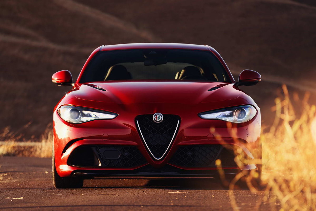 Alfa Romeo Giulia

Włosi przewidzieli trzy wersje wyposażenia: Giulia, Giulia Super oraz sportowa Giulia Quadrifoglio. Bazowa odmiana to m.in. automatyczne światła z czujnikiem zmierzchu, światła przeciwmgłowe oraz światła do jazdy dziennej oraz tylne LED. 

Fot. Alfa Romeo 
