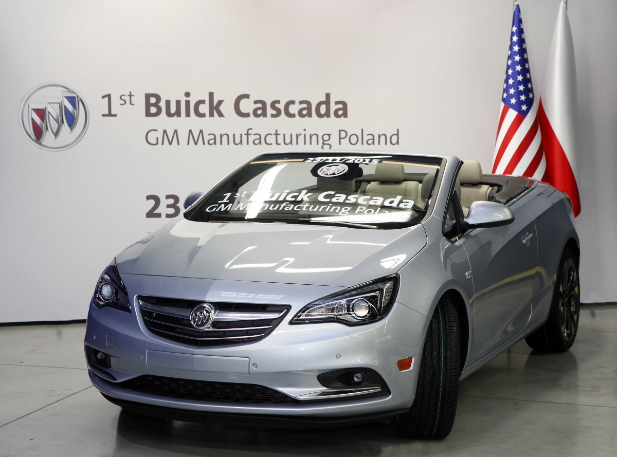 Z linii produkcyjnej zakładów w Gliwicach zjechał pierwszy Buick — kabriolet Cascada w srebrnym kolorze (flip chip silver), wyposażony w 20‑calowe dynamiczne, dwukolorowe obręcze kół z podwójnymi ramionami. Kabriolet przeznaczony na rynek północnoamerykański jest napędzany turbodoładowanym czterocylindrowym silnikiem 1.6 o mocy 200 KM, współpracującym z sześciobiegową przekładnią automatyczną / Fot. Opel Z linii produkcyjnej zakładów w Gliwicach zjechał pierwszy Buick — kabriolet Cascada w srebrnym kolorze (flip chip silver), wyposażony w 20‑calowe dynamiczne, dwukolorowe obręcze kół z podwójnymi ramionami. Kabriolet przeznaczony na rynek północnoamerykański jest napędzany turbodoładowanym czterocylindrowym silnikiem 1.6 o mocy 200 KM, współpracującym z sześciobiegową przekładnią automatyczną / Fot. Opel