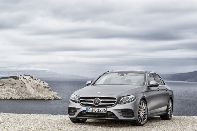 Na zbliżającym się salonie samochodowym w Detroit Mercedes zamierza pokazać nową generację Klasy E. Niemiecki producent jeszcze przed oficjalnym debiutem pokazał zdjęcia nowości / Fot. Mercedes-Benz 