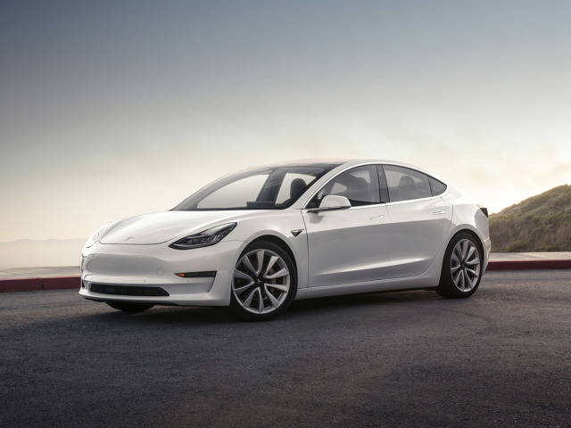Tesla Model 3
Podstawowy wariant na pełnym ładowaniu ma pokonać dystans około 350 km, natomiast mocniejsza odmiana pozwoli przejechać bez konieczności ładowania około 500 km. W podstawowym wydaniu pojazd osiąga prędkość maksymalną 209 km/h i od 0 do 100 km/h przyspiesza w ciągu 5,6 sekundy.
Fot. Tesla Tesla Model 3
Podstawowy wariant na pełnym ładowaniu ma pokonać dystans około 350 km, natomiast mocniejsza odmiana pozwoli przejechać bez konieczności ładowania około 500 km. W podstawowym wydaniu pojazd osiąga prędkość maksymalną 209 km/h i od 0 do 100 km/h przyspiesza w ciągu 5,6 sekundy.
Fot. Tesla