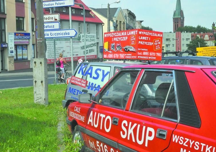 Auta-reklamy. Szpecą miasto ale mandatu dostać nie mogą Auta-reklamy. Szpecą miasto ale mandatu dostać nie mogą