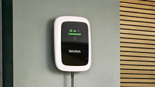 Ładowanie samochodów elektrycznych wykorzystując dostępną miejską infrastrukturę lub ładowarki na stacjach benzynowych jest w miarę proste. Jednak jeśli chcemy ładować nasze elektryczne auto w podziemnym garażu budynku wielorodzinnego, gdzie nie przewidziano odpowiedniej infrastruktury, możemy natrafić na spore problemy.
Fot. Skoda