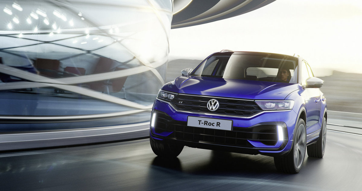 Volkswagen T Roc R
Za napęd odpowiada czterocylindrowy, dwulitrowy silnik TSI o mocy 300 KM. Dzięki seryjnemu napędowi 4Motion maksymalny moment obrotowy o wartości 400 Nm trafia do czterech kół za pośrednictwem 7-biegowej przekładni DSG. Przyspieszenie do 100 km/h trwa tylko 4,9 sekundy. Prędkość maksymalna jest elektronicznie ograniczona do 250 km/h.
Fot. Volkswagen
Volkswagen T Roc R
Za napęd odpowiada czterocylindrowy, dwulitrowy silnik TSI o mocy 300 KM. Dzięki seryjnemu napędowi 4Motion maksymalny moment obrotowy o wartości 400 Nm trafia do czterech kół za pośrednictwem 7-biegowej przekładni DSG. Przyspieszenie do 100 km/h trwa tylko 4,9 sekundy. Prędkość maksymalna jest elektronicznie ograniczona do 250 km/h.
Fot. Volkswagen