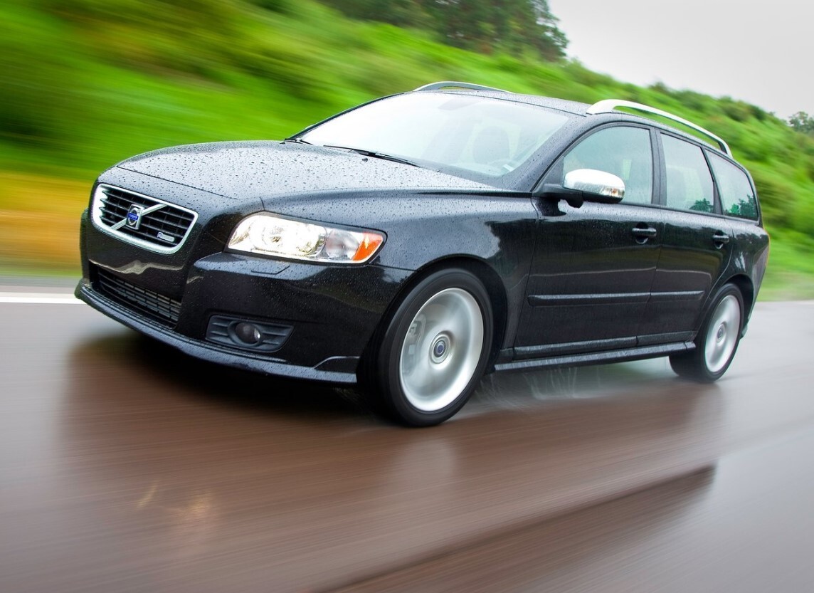 Jak wynika z danych AAA AUTO, od 2020 roku na rynku aut używanych zwiększyła się liczba oferowanych samochodów typu kombi z 18 proc do 21 proc. w 2021 roku. W tym samym czasie liczba sprzedawanych SUVów wzrosła tylko o 1 proc., z 18 do 19 proc. Natomiast zdecydowanie spadło zainteresowanie autami typu hatchback, z 40 proc. do 36 proc.
Fot. Volvo Jak wynika z danych AAA AUTO, od 2020 roku na rynku aut używanych zwiększyła się liczba oferowanych samochodów typu kombi z 18 proc do 21 proc. w 2021 roku. W tym samym czasie liczba sprzedawanych SUVów wzrosła tylko o 1 proc., z 18 do 19 proc. Natomiast zdecydowanie spadło zainteresowanie autami typu hatchback, z 40 proc. do 36 proc.
Fot. Volvo