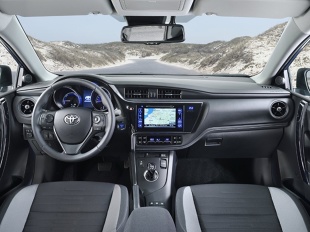 Toyota Auris 

Najtańsza Toyota Auris to koszt co najmniej 68 900 złotych (cena regularna) i jest to odmiana wyposażenia Active z silnikiem 1.33 Dual VVT-i o mocy 99 KM z manualną skrzynią 6-biegową. W wyposażeniu standardowym znajdują się elektrycznie sterowane szyby przednie, elektrycznie regulowane i podgrzewane lusterka zewnętrzne, centralny zamek, multifunkcyjna kierownica, klimatyzacja automatyczna, światła do jazdy dziennej LED, tylne światła pozycyjne LED, 15-calowe felgi stalowe, porty AUX, USB, system Bluetooth i 7 poduszek powietrznych.

Fot. Toyota 