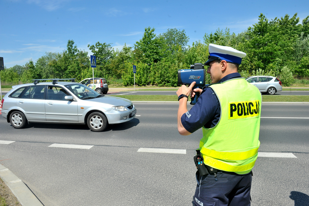 Wprawdzie dane statystyczne są lepsze niż w ubiegłym roku, jednak odnotowano wzrost zatrzymań praw jazdy za przekroczenie prędkości w terenie zabudowanym o ponad 50 km/h.
Fot. Bartosz Frydrych Wprawdzie dane statystyczne są lepsze niż w ubiegłym roku, jednak odnotowano wzrost zatrzymań praw jazdy za przekroczenie prędkości w terenie zabudowanym o ponad 50 km/h.
Fot. Bartosz Frydrych