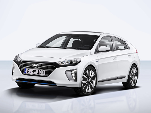 Hyundai IONIQ
Pierwszy w salonach Hyundai pojawił się IONIQ w wersji hybrydowej Model IONIQ Hybrid napędza nowo opracowany, czterocylindrowy silnik 1.6 GDI Kappa o mocy 105 KM (77 kW) oraz silnik elektryczny o mocy 43,5 KM (32 kW) zasilany akumulatorami litowo-jonowo-polimerowe. Łączna moc obu silników to aż 141KM (104kW).
Fot. Hyundai Hyundai IONIQ
Pierwszy w salonach Hyundai pojawił się IONIQ w wersji hybrydowej Model IONIQ Hybrid napędza nowo opracowany, czterocylindrowy silnik 1.6 GDI Kappa o mocy 105 KM (77 kW) oraz silnik elektryczny o mocy 43,5 KM (32 kW) zasilany akumulatorami litowo-jonowo-polimerowe. Łączna moc obu silników to aż 141KM (104kW).
Fot. Hyundai