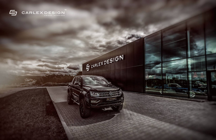 Volkswagen Amarok
Zdecydowano się na zastosowanie nowych materiałów wykończeniowych. Dominują elementy z Alcantary z czerwonymi przeszyciami.
Fot. Carlex Design Volkswagen Amarok
Zdecydowano się na zastosowanie nowych materiałów wykończeniowych. Dominują elementy z Alcantary z czerwonymi przeszyciami.
Fot. Carlex Design
