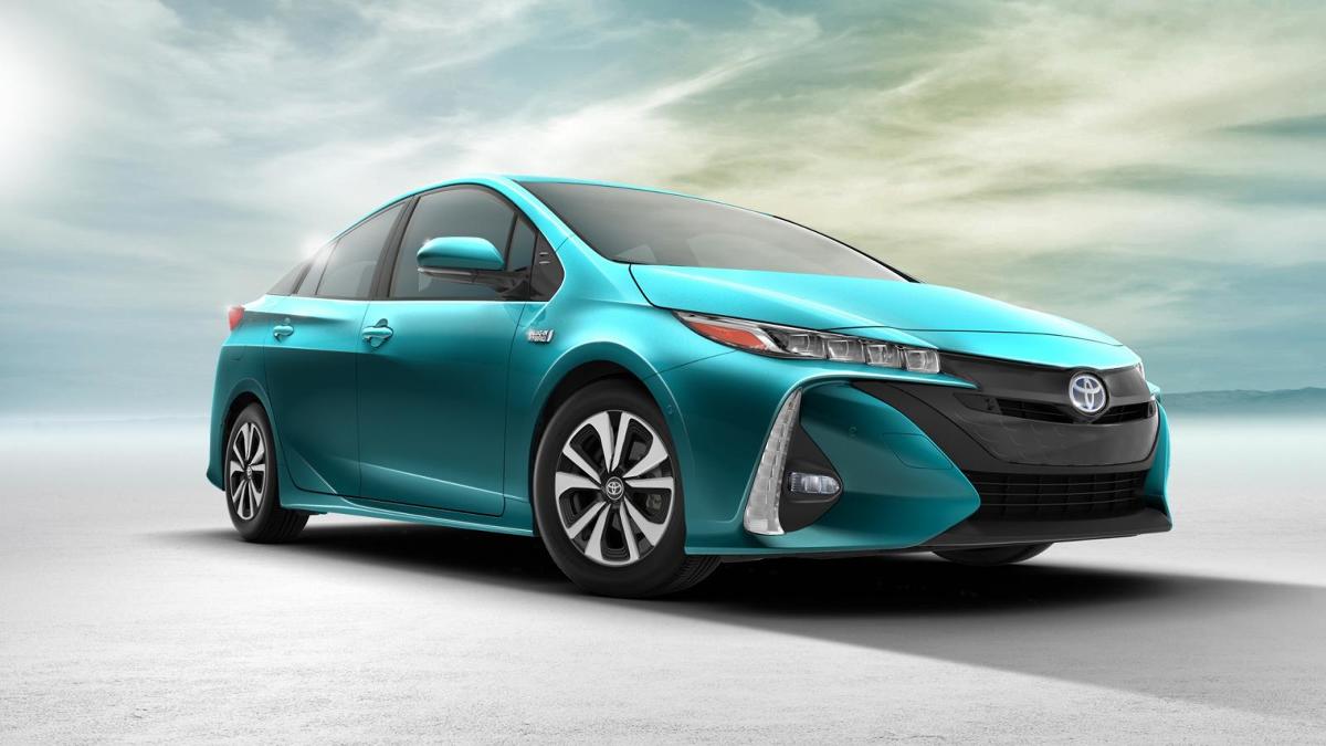 Toyota Prius Plug-in Hybrid.
Bateria litowo-jonowa 8,8 kWh zapewnia nowemu modelowi większy zasięg na samym silniku elektrycznym oraz umożliwia częstsze korzystanie z niego podczas jazdy w trybie spalinowo-elektrycznym. W ten sposób zwiększył się również zasięg auta na jednym tankowaniu.
Fot. Toyota Toyota Prius Plug-in Hybrid.
Bateria litowo-jonowa 8,8 kWh zapewnia nowemu modelowi większy zasięg na samym silniku elektrycznym oraz umożliwia częstsze korzystanie z niego podczas jazdy w trybie spalinowo-elektrycznym. W ten sposób zwiększył się również zasięg auta na jednym tankowaniu.
Fot. Toyota