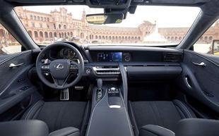Lexus LC <br><br>Konstrukcję Lexusa LC oparto na nowej platformie GA-L (Global Architecture – Luxury), zapewniającej zwiększenie sztywności i bezpieczeństwa struktury przy jednoczesnym obniżeniu jej masy. Dzięki zastosowaniu platformy GA-L uzyskano też bardzo niskie położenie środka masy i optymalny rozkład masy między przodem i tyłem pojazdu – dla wersji z napędem konwencjonalnym wynosi on 54/46, dla wersji hybrydowej 52/48.<br><br>Fot. Lexus 