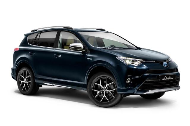 Toyota RAV4 Hybrid
W wersji Selection nabywcy otrzymają pakiet systemów bezpieczeństwa czynnego Toyota Safety Sense. Składają się na niego funkcja zapobiegania kolizjom PCS (Pre-Collision System) z mechanizmem wykrywania pieszych, układ ostrzegania o opuszczaniu pasa ruchu LDA (Lane Departure Alert) z funkcją powrotu na pas ruchu, aktywny tempomat ACC (Adaptive Cruise Control), automatyczne światła drogowe AHB (Automatic High Beam) oraz rozpoznawanie znaków drogowych (Road Sign Assist). A wszystkie informacje są wyświetlane na ekranie systemu multimedialnego Toyota Touch 2 oraz kolorowym wyświetlaczu TFT 4,2” między zegarami.
Fot. Toyota Toyota RAV4 Hybrid
W wersji Selection nabywcy otrzymają pakiet systemów bezpieczeństwa czynnego Toyota Safety Sense. Składają się na niego funkcja zapobiegania kolizjom PCS (Pre-Collision System) z mechanizmem wykrywania pieszych, układ ostrzegania o opuszczaniu pasa ruchu LDA (Lane Departure Alert) z funkcją powrotu na pas ruchu, aktywny tempomat ACC (Adaptive Cruise Control), automatyczne światła drogowe AHB (Automatic High Beam) oraz rozpoznawanie znaków drogowych (Road Sign Assist). A wszystkie informacje są wyświetlane na ekranie systemu multimedialnego Toyota Touch 2 oraz kolorowym wyświetlaczu TFT 4,2” między zegarami.
Fot. Toyota