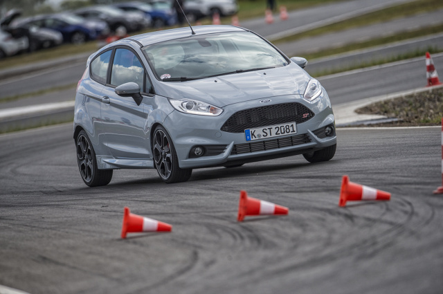 Ford ST 200
Podobnie jak Fiesta ST, także wersja ST200 jest o 15 mm niżej zawieszona niż Fiesta standardowa. A więc konstruktorom udało pogodzić się jakby dwie sprzeczne rzeczy: zawieszenie uczynić bardziej miękkim, ale jednocześnie lepiej trzymającym nadwozie w zakrętach.
Fot. Ford Ford ST 200
Podobnie jak Fiesta ST, także wersja ST200 jest o 15 mm niżej zawieszona niż Fiesta standardowa. A więc konstruktorom udało pogodzić się jakby dwie sprzeczne rzeczy: zawieszenie uczynić bardziej miękkim, ale jednocześnie lepiej trzymającym nadwozie w zakrętach.
Fot. Ford
