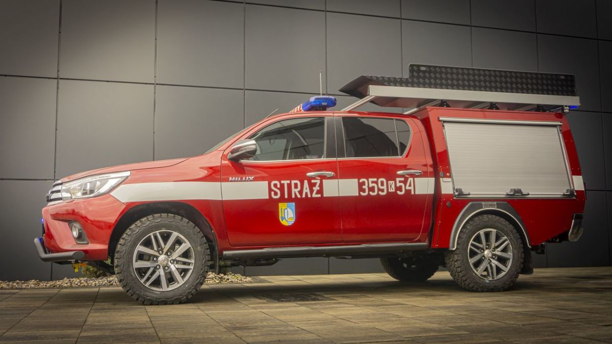 Toyota Hilux
Auta służb ratunkowych muszą być gotowe do akcji w każdej chwili. Nie mogą zawieść w momencie próby, a ich eksploatacja powinna być długa i bezproblemowa. Zabudowany na potrzeby straży pożarnej Hilux to wóz gotowy na każde wyzwanie.
Fot. STEELER Toyota Hilux
Auta służb ratunkowych muszą być gotowe do akcji w każdej chwili. Nie mogą zawieść w momencie próby, a ich eksploatacja powinna być długa i bezproblemowa. Zabudowany na potrzeby straży pożarnej Hilux to wóz gotowy na każde wyzwanie.
Fot. STEELER