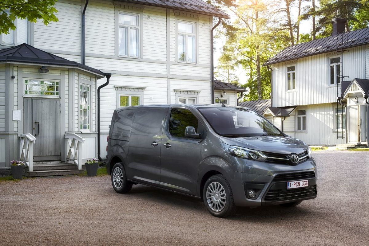 Toyota Hiace
Samochód może pomieścić do 17 osób. Występuje w dwóch odmianach nadwozia – standardowej o długości 5 265 mm i wysokości 1 990 mm oraz większej, o długości 5 915 mm oraz wysokości aż 2 280 mm.
Fot. Toyota Toyota Hiace
Samochód może pomieścić do 17 osób. Występuje w dwóch odmianach nadwozia – standardowej o długości 5 265 mm i wysokości 1 990 mm oraz większej, o długości 5 915 mm oraz wysokości aż 2 280 mm.
Fot. Toyota