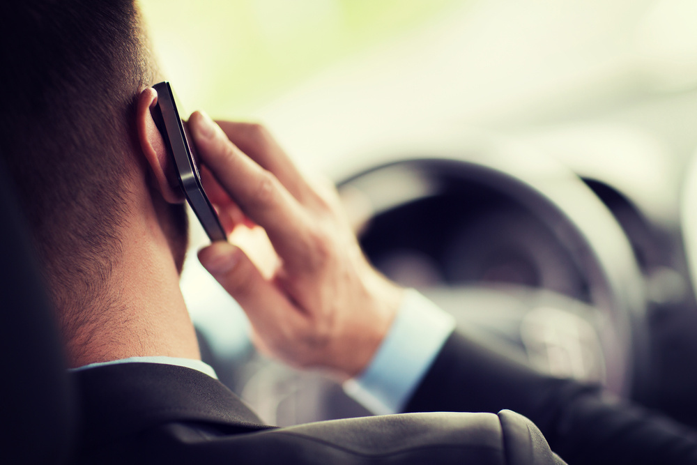 Używanie telefonu komórkowego w czasie prowadzenia samochodu może skończyć się wypadkiem drogowym. Wciąż jednak bardzo wielu kierowców podczas jazdy pisze SMS-y lub rozmawia, trzymając telefon w ręce. Odpowiedzią na to zagrożenie mogą okazać się kamery wykrywające nielegalne korzystanie z telefonu w czasie jazdy, które są właśnie testowane w Australii.
Fot. Archiwum Używanie telefonu komórkowego w czasie prowadzenia samochodu może skończyć się wypadkiem drogowym. Wciąż jednak bardzo wielu kierowców podczas jazdy pisze SMS-y lub rozmawia, trzymając telefon w ręce. Odpowiedzią na to zagrożenie mogą okazać się kamery wykrywające nielegalne korzystanie z telefonu w czasie jazdy, które są właśnie testowane w Australii.
Fot. Archiwum