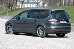  Ford Galaxy vs. Volkswagen Sharan<br /> Galaxy  was once a twin Sharana, now there is nothing to  do with it. Ford went his own way by creating a  large minivan. Is there anything on that gain?<br  /> fot. Dariusz Dobosz “/> Try to think also  that their cars too did not differ from one  another appearance. Both minivans are cars  impressive size, in which the great side surfaces  are not specifically” developed by stylists.  A little dynamism give them a little more boldly  designed front and rear seat belts, and a large  grille Galaxy looks even a little predatory. Cars,  however, are much more subdued than the minivans  of the same brand, but with a smaller size. </p>  <p> Galaxy is not in itself panache S-Max , Sharan  does not attract the eye as much as the Touran and  Golf Sportsvan. Just – calm, classic,  elegance, prestige. and you have to respect that,  because that’s what buyers expect of large  minivans, and manufacturers are trying to adapt to  their tastes. In terms of functionality Ford and  Volkswagen put, however, quite different  solutions. Galaxy has both front and rear fixed  doors in Sharan rear doors are sliding, making  entry and exit easier. </p>  <p> the same classic style find indoors.  Dashboards, both with two large dials in front of  the driver and the traditional built-up central  consoles, are devoid of any extravagance. In both  models, the finish is a high level of finishing  materials is difficult to fault. Both cars have to  boast excellent ergonomics and great relaxation.  </P>  <p> <strong> <span> Editors’ Picks: </span>  </strong> </p>  <p> <strong> <span> Injured in accidents can win  money on private medical treatment <br/> Skoda  Rapid. It is suitable for a family car? <br/> LPG.  By changing the regulations will drastically  increase the price of LPG? </Span> </strong> </p>  <p> Galaxy impressive car a more  “transparent”, providing better  visibility. It also has comfortable seats.  Volkswagen has for far more space behind the front  seats, and a configuration with five seats also  has a bigger trunk (maximum measured value to the  line of the side windows). There has, however,  standard two additional seats in the third row,  you need not pay extra for 3420 zł (package  Stripes, Electric). Ford has them standard, but  with manual operation. The electric control  additional seats requires a surcharge. In  seven-configuration interior trunk Galaxy shrinks  to 300 liters, and Sharan to 235 l. </P>  <p> <img src =  