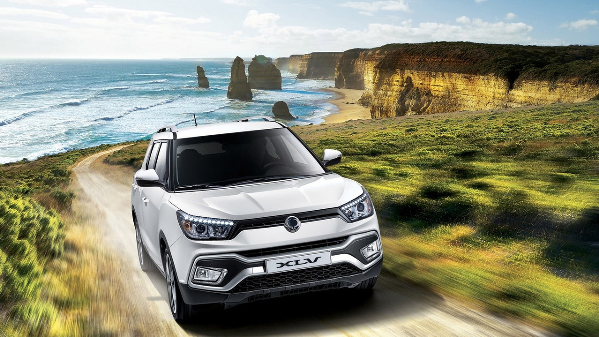 SsangYong XLV
Po premierze Tivoli SsangYong zaprezentował podczas tegorocznego salonu samochodowego w Genewie SsangYonga XLV - nową, wydłużoną wersję tego modelu, cechującą się zwiększoną przestrzenią bagażową i praktycznością. Samochód ten pokazywany był wcześniej jako koncept XLV-Air we Frankfurcie, a ponieważ spotkał się z przychylnym przyjęciem, koreańska firma zdecydowała się na uruchomienie masowej produkcji.
Fot. SsangYong SsangYong XLV
Po premierze Tivoli SsangYong zaprezentował podczas tegorocznego salonu samochodowego w Genewie SsangYonga XLV - nową, wydłużoną wersję tego modelu, cechującą się zwiększoną przestrzenią bagażową i praktycznością. Samochód ten pokazywany był wcześniej jako koncept XLV-Air we Frankfurcie, a ponieważ spotkał się z przychylnym przyjęciem, koreańska firma zdecydowała się na uruchomienie masowej produkcji.
Fot. SsangYong