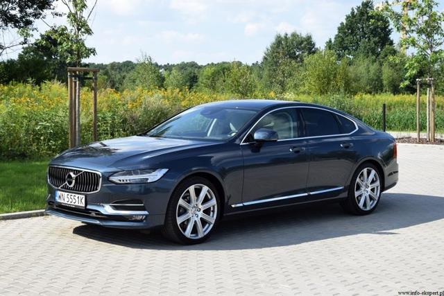 Volvo S90
W testowanym aucie do napędu kół przednich wykorzystana jest jednostka wysokoprężna o pojemności skokowej 1969 ccm i mocy 190 KM. Wpływ na osiągi auta ma oprócz mocy, moment obrotowy a w tym przypadku jego maksymalna wartość 400 Nm osiągana jest w zakresie prędkości obrotowej 1750-2500 obr./min.
Fot. Robert Kulczyk / Info-Ekspert (http://www.info-ekspert.pl) Volvo S90
W testowanym aucie do napędu kół przednich wykorzystana jest jednostka wysokoprężna o pojemności skokowej 1969 ccm i mocy 190 KM. Wpływ na osiągi auta ma oprócz mocy, moment obrotowy a w tym przypadku jego maksymalna wartość 400 Nm osiągana jest w zakresie prędkości obrotowej 1750-2500 obr./min.
Fot. Robert Kulczyk / Info-Ekspert (http://www.info-ekspert.pl)